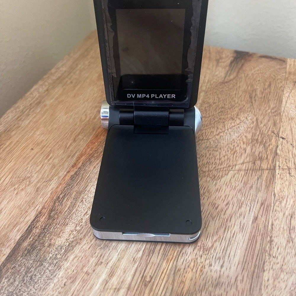 Vídeo câmera and MP4 player.